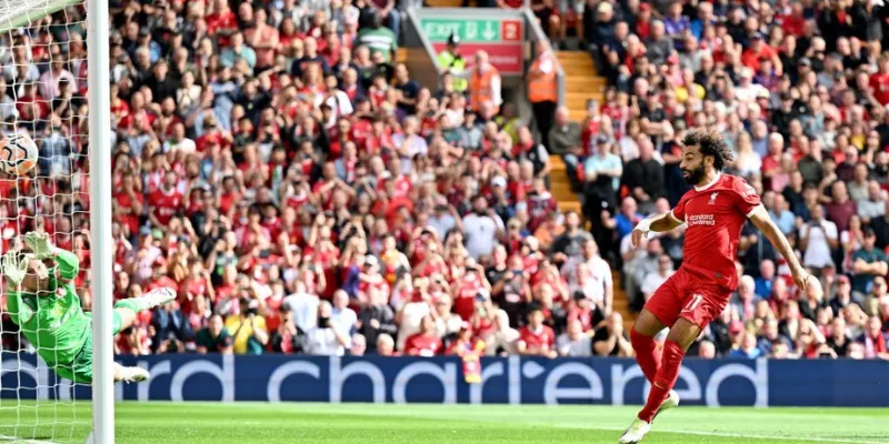 Mohamed Salah đi bóng trước hàng thủ Bournemouth trong trận Liverpool vs Bournemouth